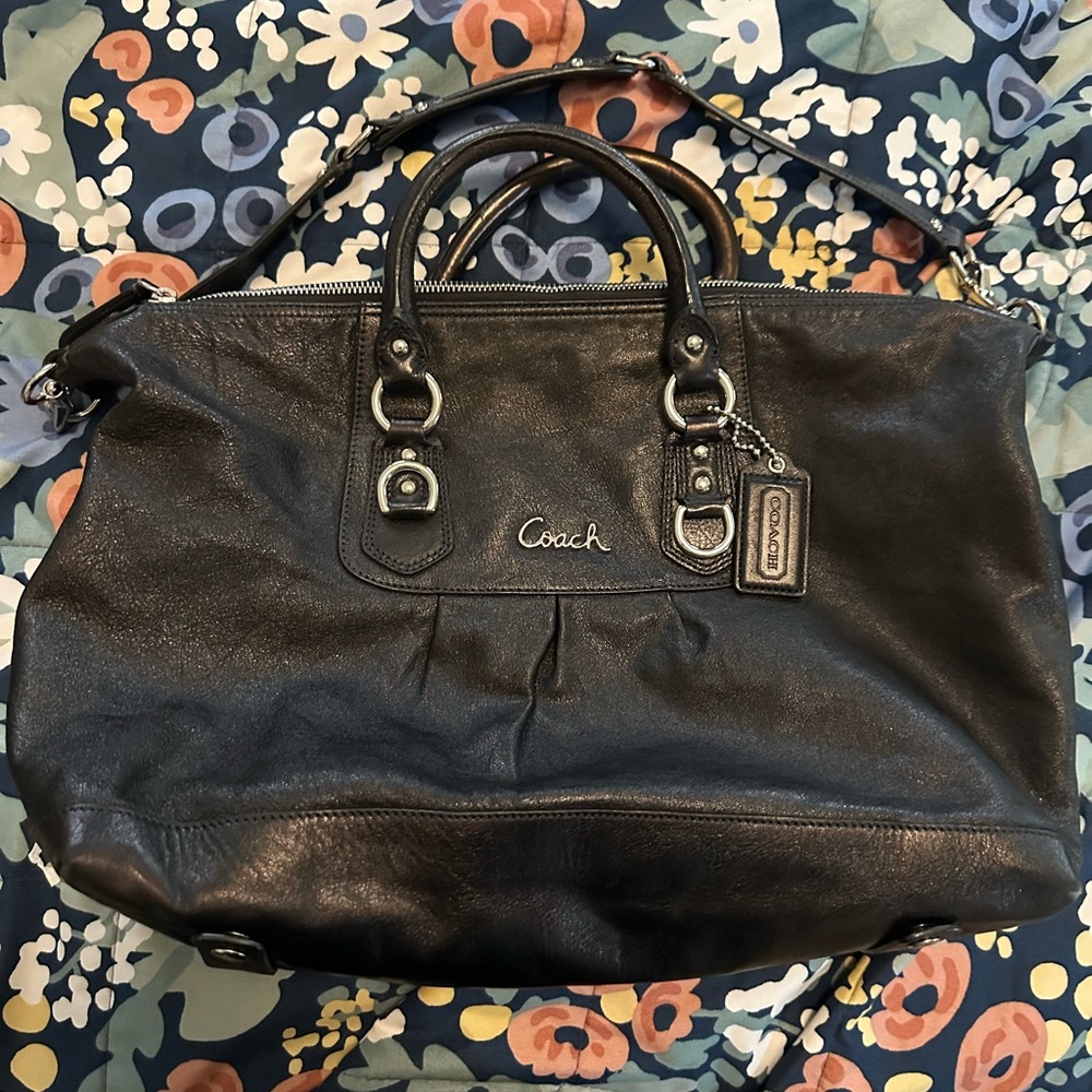 Coach leather purse in great condition